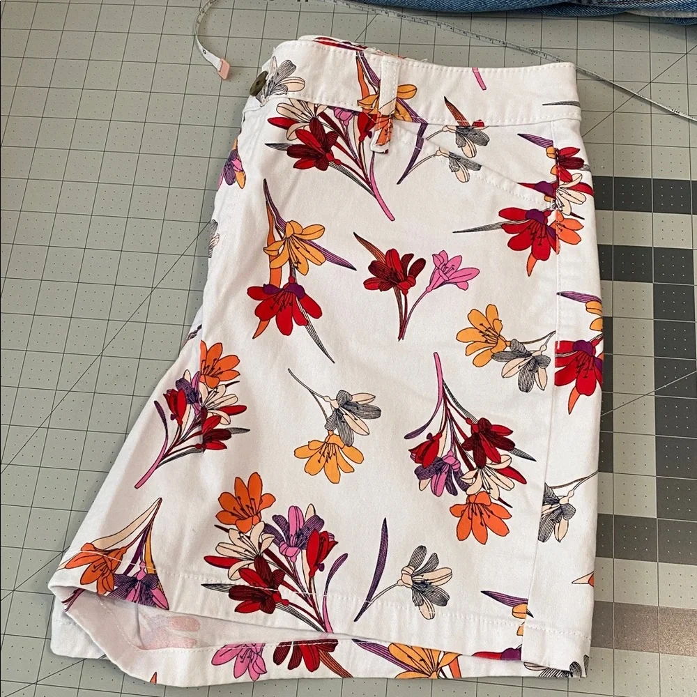 St. John’s Bay size 14 Floral Women's Shorts - Picture 1 of 7